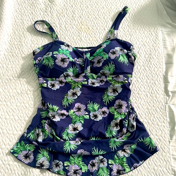 Cute floral tankini - Picture 1 of 3